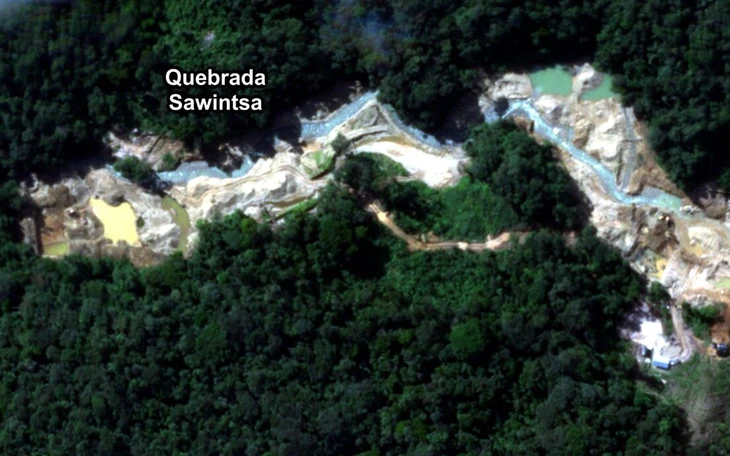 Người bản địa xông vào hội nghị COP30 ở Brazil, đòi bảo vệ rừng Amazon - Ảnh 2.