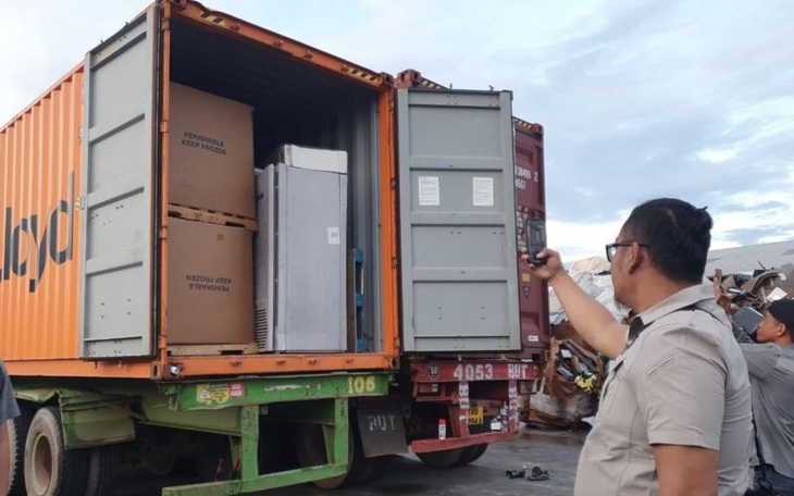 Jakarta ban bố tình trạng khẩn cấp vì rác thải 'ngập' thành phố - Ảnh 2.