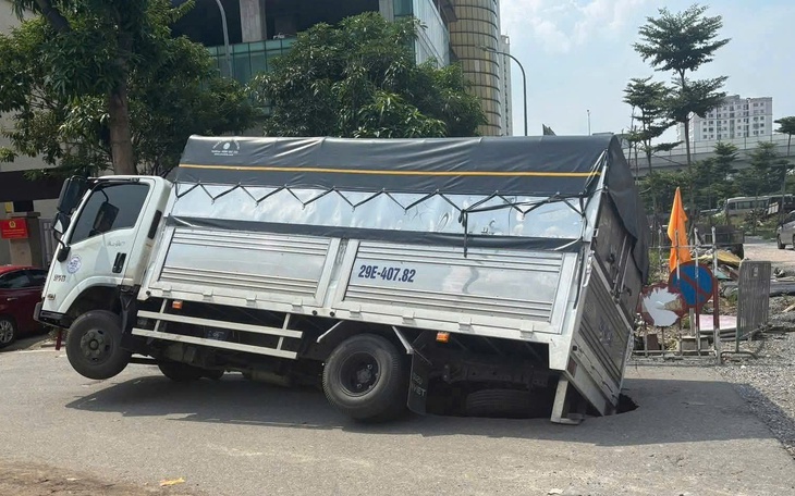 Xe tải sụp hố trên đường Nguyễn Trãi vì đi qua đoạn đường vừa hoàn trả mặt bằng dự án chống ngập - Ảnh 2.