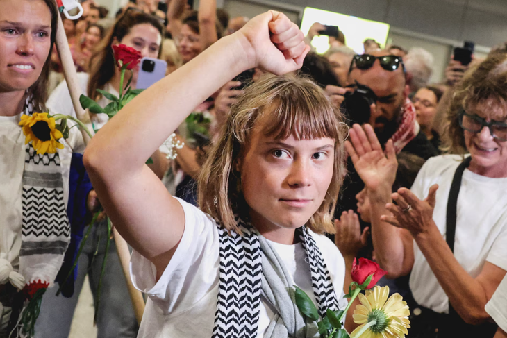 Israel bị cáo buộc ngược đãi, ép nhà hoạt động Greta Thunberg hôn quốc kỳ nước này? - Ảnh 1.
