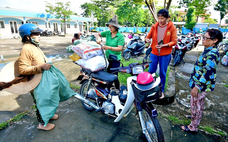 Tặng 100 xe đạp cho người thu gom ve chai phường An Lạc, lực lượng chính trong phân loại rác  - Ảnh 2.