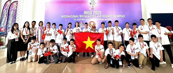 Việt Nam đoạt 5 huy chương vàng Olympic Toán và Khoa học quốc tế - Ảnh 1.