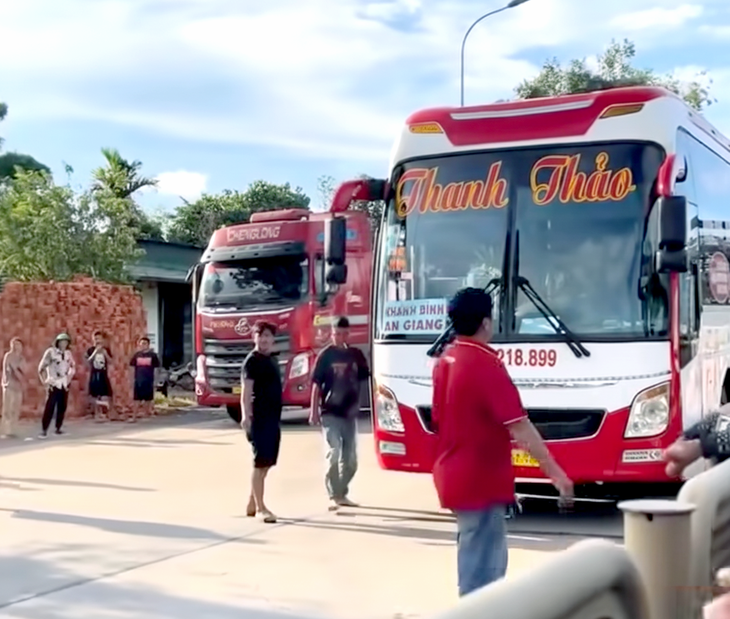 Bị vượt ẩu, tài xế xe đầu kéo cầm búa lao vào ẩu đả tài xế xe khách ở trạm thu phí - Ảnh 1.