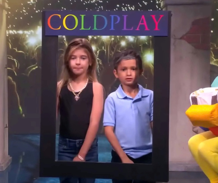 Trẻ em hóa trang thành CEO và nhân viên ngoại tình tại concert Coldplay dịp Halloween - Ảnh 1.