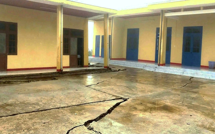 'Hố tử thần' sâu hơn 2m xuất hiện trên đường ĐT743A, TP.HCM - Ảnh 5.