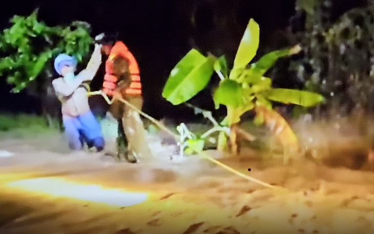 Cả gia đình bị nước cuốn, cháu gái tử vong, cha mẹ may mắn thoát nạn - Ảnh 2.