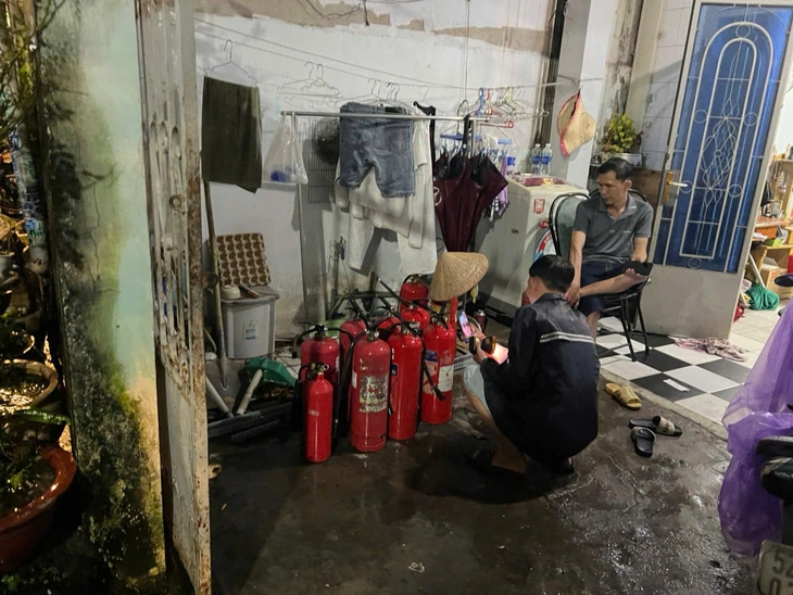 TP.HCM: Khống chế người đàn ông tấn công hàng xóm, cố thủ trong nhà cả ngày trời - Ảnh 4. TP.HCM: Khống chế người đàn ông tấn công hàng xóm, cố thủ trong nhà cả ngày trời - Ảnh 4.