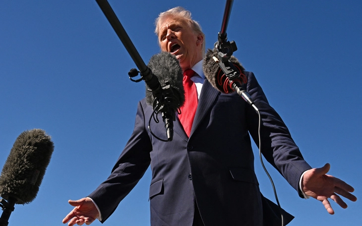 Người bản địa xông vào hội nghị COP30 ở Brazil, đòi bảo vệ rừng Amazon - Ảnh 3.