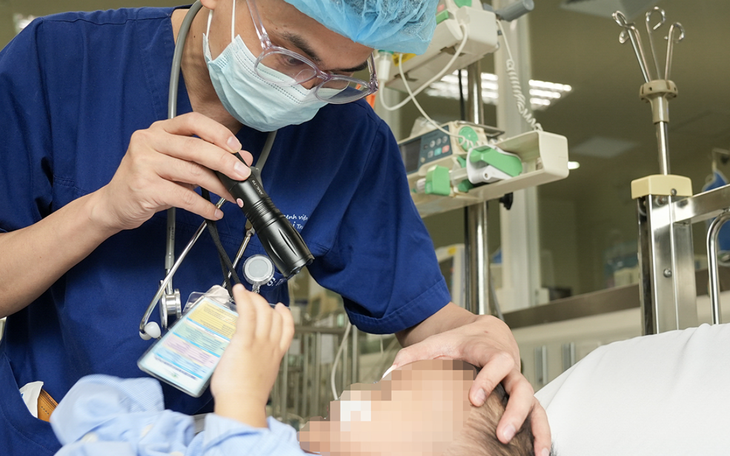 Nuốt phải hạt nở, bệnh nhi 1 tuổi nôn ói, tắc ruột - Ảnh 3.