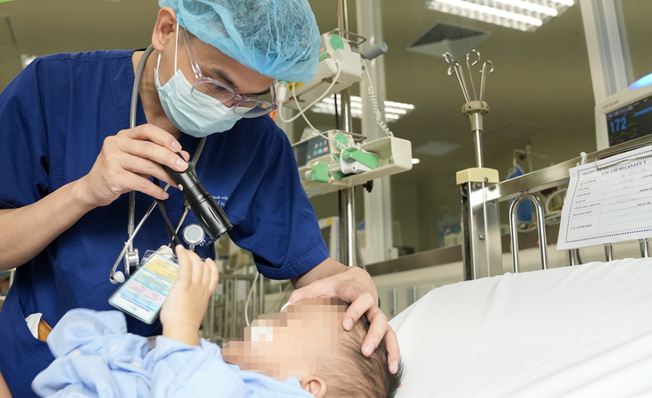 Bé trai tắc ruột sau khi nuốt hạt nở - Ảnh 1.