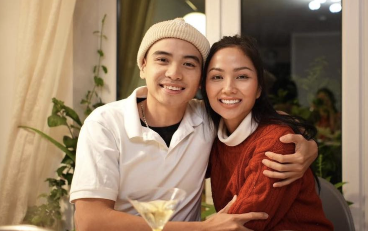 Chồng H'Hen Niê lấy sữa mẹ bỉm pha cà phê cho bạn uống, netizen nói gì? - Ảnh 3.