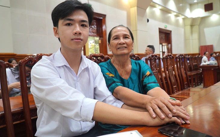 Tổng giám đốc Công ty vàng Mi Hồng: Công ty có khó khăn chung nhưng vẫn dành lực giúp SV nghèo - Ảnh 2.