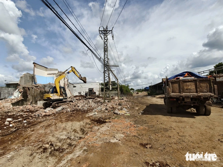 Lãnh đạo 'siêu ban' ở Đắk Lắk phải rời ghế do bị kỷ luật cảnh cáo- Ảnh 1. Lãnh đạo 'siêu ban' ở Đắk Lắk phải rời ghế do bị kỷ luật cảnh cáo - Ảnh 1.