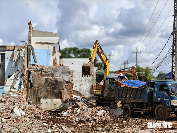 Lãnh đạo 'siêu ban' ở Đắk Lắk phải rời ghế do bị kỷ luật cảnh cáo- Ảnh 3. Lãnh đạo 'siêu ban' ở Đắk Lắk phải rời ghế do bị kỷ luật cảnh cáo - Ảnh 3.