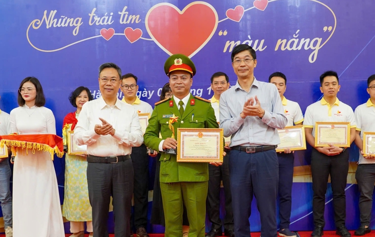 Chiến sĩ công an ‘lập chiến công’ 61 lần hiến tiểu cầu và chạy xe không đồng giúp bệnh nhân nghèo - Ảnh 1. tiểu cầu - Ảnh 1.