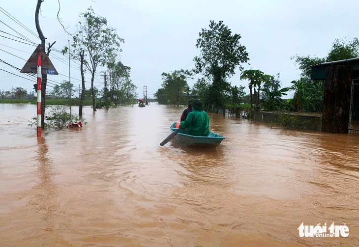 Bão làm tốc mái, nước lũ tràn vào nhà, người dân oằn mình trước thiên tai - Ảnh 1.