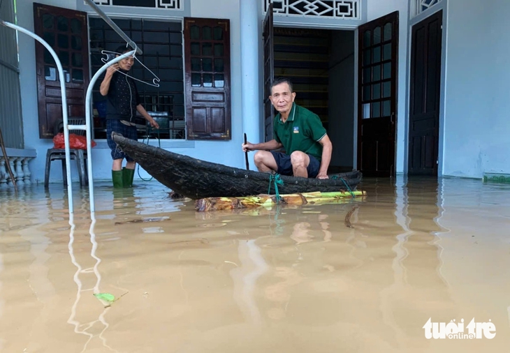 Bão làm tốc mái, nước lũ tràn vào nhà, người dân oằn mình trước thiên tai - Ảnh 3.