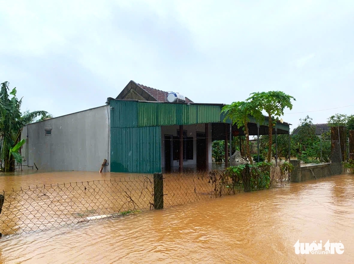 Bão làm tốc mái, nước lũ tràn vào nhà, người dân oằn mình trước thiên tai - Ảnh 5.