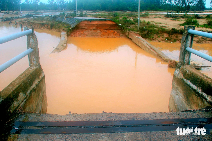 Đà Nẵng: Lũ lớn làm sập cầu đường đi huyết mạch nối xã Nam Phước và Hội An - Ảnh 1.