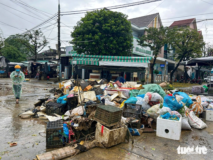 Hai ngày sau lũ, tiểu thương Đà Nẵng vẫn 'còng lưng' xúc bùn, hoang mang vì thiệt hại lớn - Ảnh 1.
