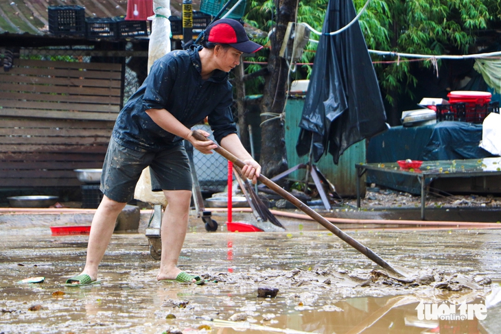 Hai ngày sau lũ, tiểu thương Đà Nẵng vẫn 'còng lưng' xúc bùn, hoang mang vì thiệt hại lớn - Ảnh 2.