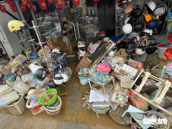 Hai ngày sau lũ, tiểu thương Đà Nẵng vẫn 'còng lưng' xúc bùn, hoang mang vì thiệt hại lớn - Ảnh 7.