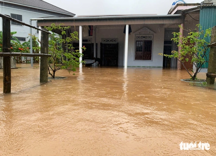 Mưa phổ biến từ 400-900mm, gần 4.300 nhà dân ở Hà Tĩnh bị ngập lụt - Ảnh 2.