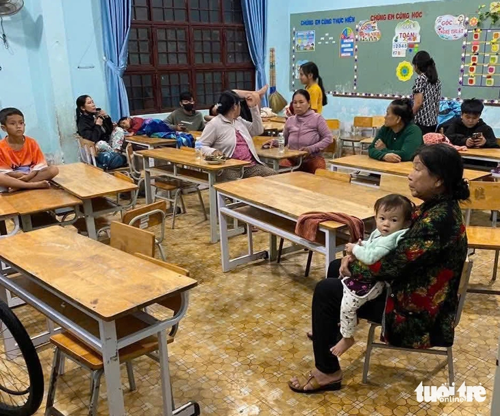 Vỡ hồ chứa tự đắp trên núi Tuy Phong, nước cuốn qua khu dân cư - Ảnh 1.