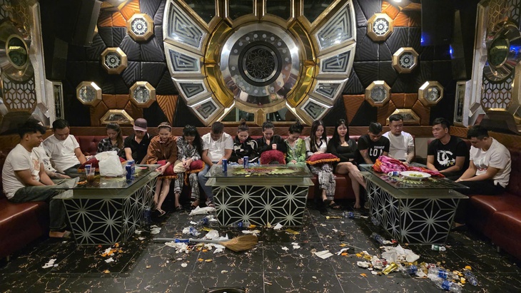 Phát hiện ổ 'bay lắc' lúc rạng sáng, tạm giữ hình sự 6 nghi phạm - Ảnh 1.