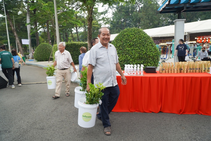 Trồng cây, học phân loại rác, làm phân hữu cơ… tại Bình Phú xanh - Ảnh 4.