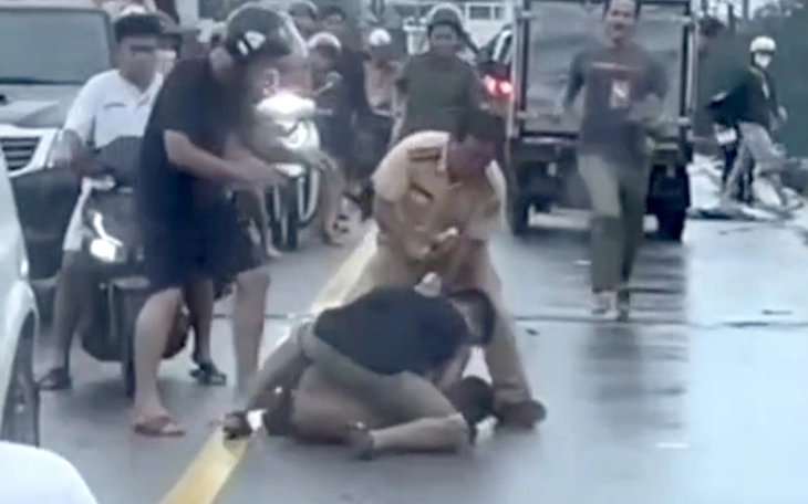 Đánh CSGT đang điều tiết giao thông giữa trời mưa lũ, bị phạt 12 tháng tù - Ảnh 2.