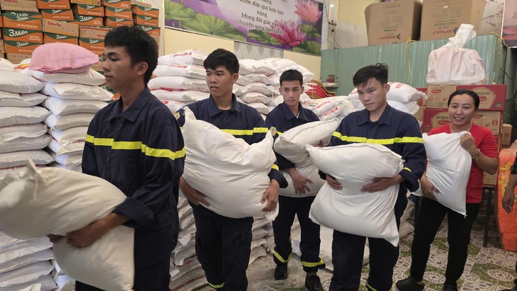 Công an tỉnh An Giang chuyển 45 tấn hàng cứu trợ đồng bào miền Trung - Ảnh 2.