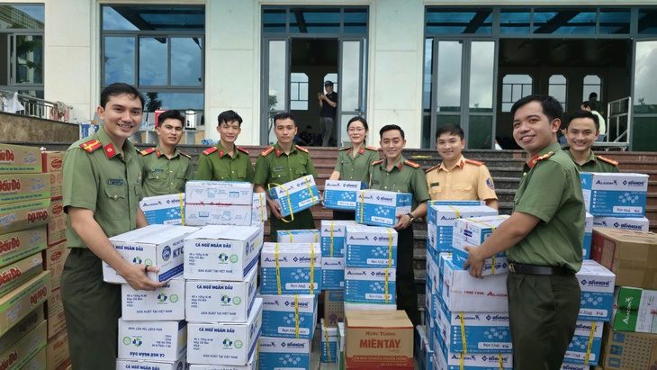 Công an tỉnh An Giang chuyển 45 tấn hàng cứu trợ đồng bào miền Trung - Ảnh 1.