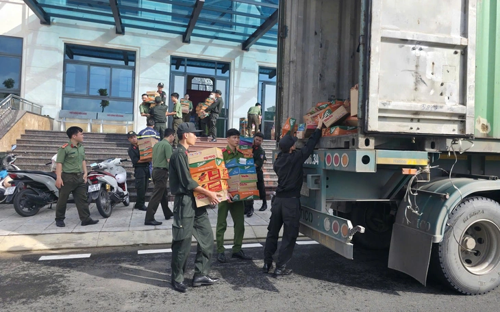 Một doanh nghiệp tại TP.HCM gửi gần 2,2 tỉ đồng ủng hộ đồng bào miền Trung - Ảnh 6.