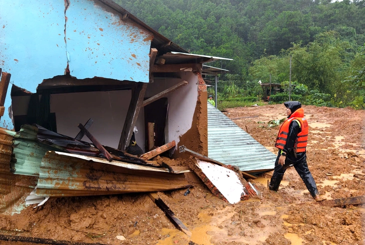 Mưa lũ ở Đà Nẵng khiến 12 người chết, 4 người mất tích, thiệt hại ước 770 tỉ đồng - Ảnh 1.