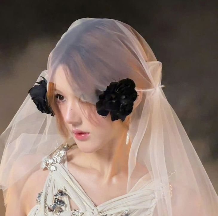 Ngu Thư Hân lại cố tình 'bắt chước' Triệu Lộ Tư? - Ảnh 2.