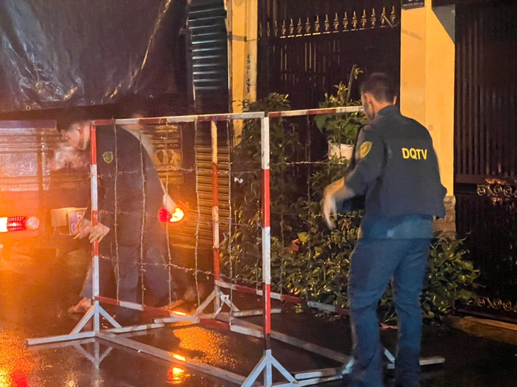 TP.HCM: Khống chế người đàn ông tấn công hàng xóm, cố thủ trong nhà cả ngày trời - Ảnh 1. cố thủ - Ảnh 1.