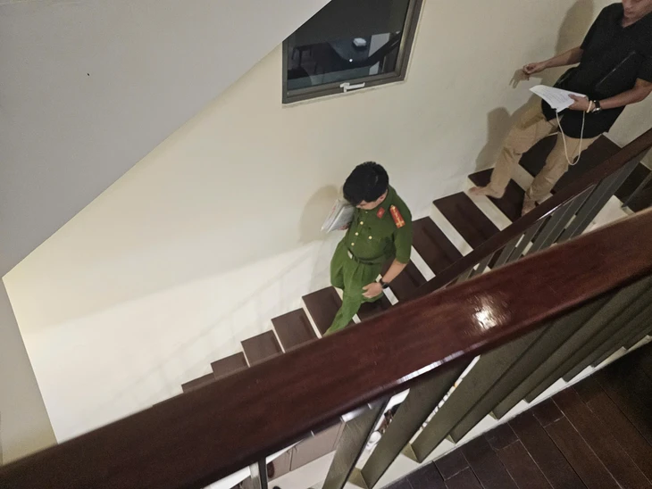 Công an khám xét nơi ở của diễn viên Trương Ngọc Ánh trong khu Thảo Điền - Ảnh 6.