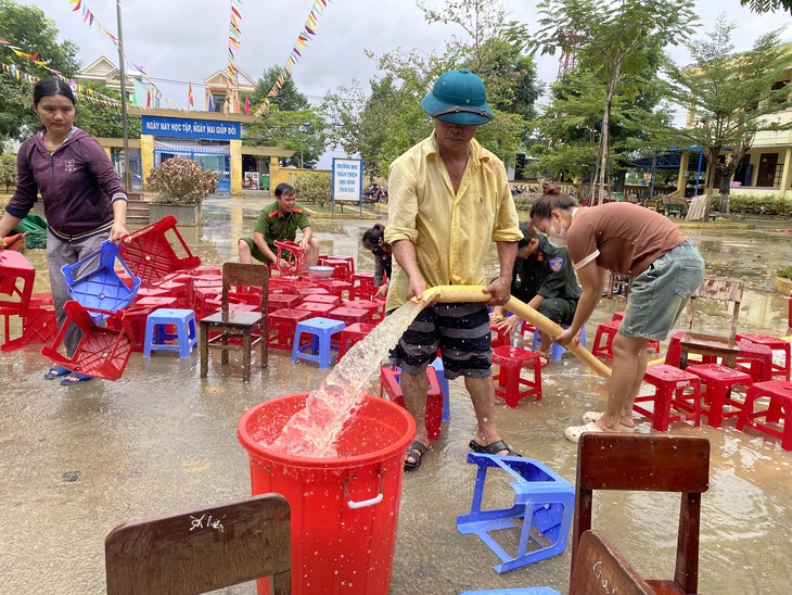 Xót xa cảnh thầy cô giáo vùng rốn lũ Đà Nẵng cọ rửa từng lớp bùn tìm lại đồ dùng cho học sinh - Ảnh 10.