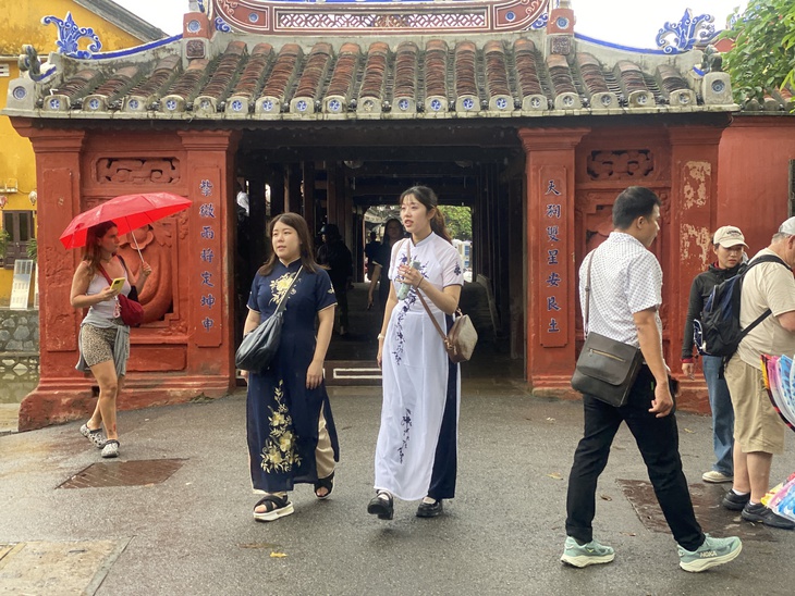 Hôm qua còn ngập bùn, hôm nay phố cổ Hội An đã sáng đèn đón du khách - Ảnh 2.