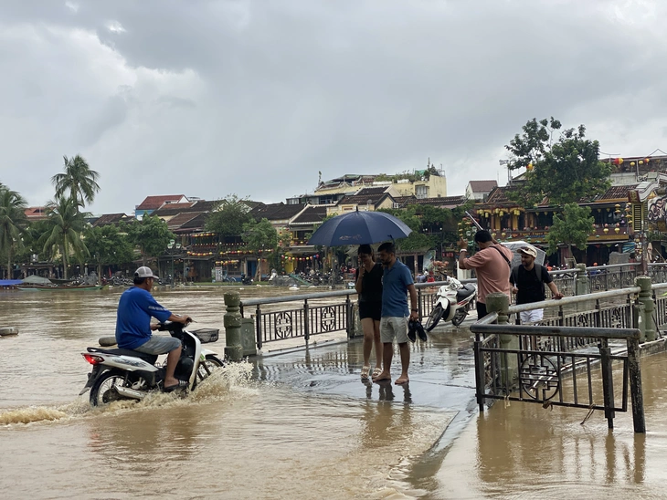 Hôm qua còn ngập bùn, hôm nay phố cổ Hội An đã sáng đèn đón du khách - Ảnh 4.