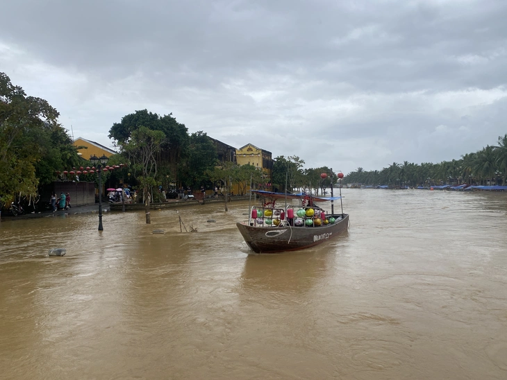 Hôm qua còn ngập bùn, hôm nay phố cổ Hội An đã sáng đèn đón du khách - Ảnh 6.