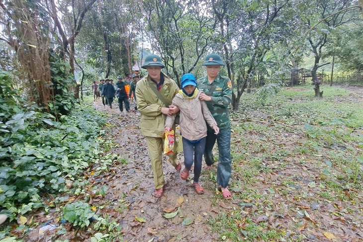 Giải cứu một phụ nữ bị mắc kẹt trong rừng hơn 24 giờ do mưa lũ - Ảnh 1.