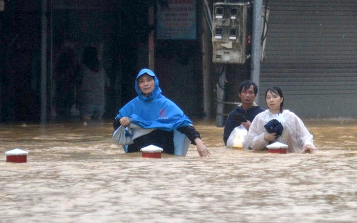 Thứ trưởng Phùng Đức Tiến nêu giải pháp ứng phó với ngập lụt, thiên tai khốc liệt, bất thường - Ảnh 3.