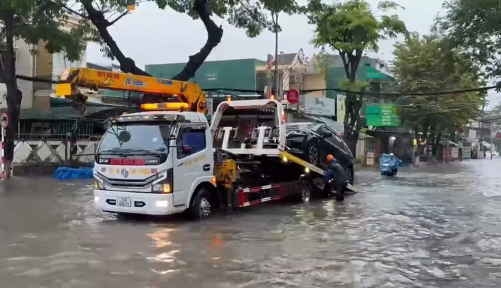 Quảng Ngãi đối mặt lũ chồng lũ, sạt lở chồng sạt lở - Ảnh 1.
