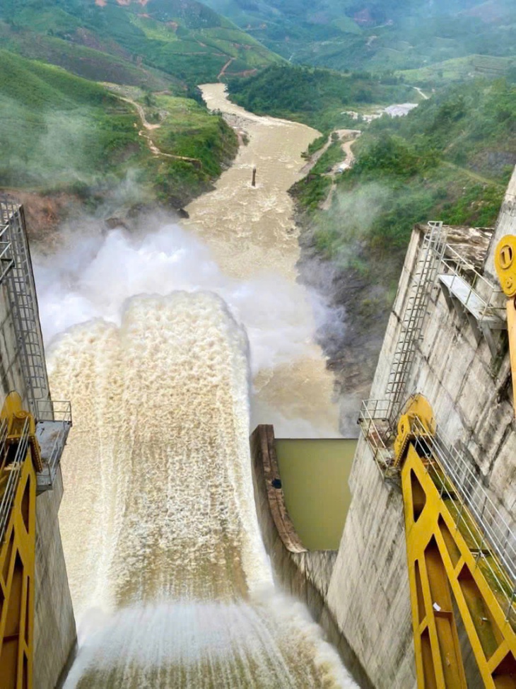 Quảng Ngãi đối mặt lũ chồng lũ, sạt lở chồng sạt lở - Ảnh 2.