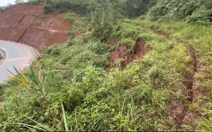 Xuất hiện vết nứt dài 40 mét trên đường Hồ Chí Minh nhánh Tây qua Quảng Trị - Ảnh 2.