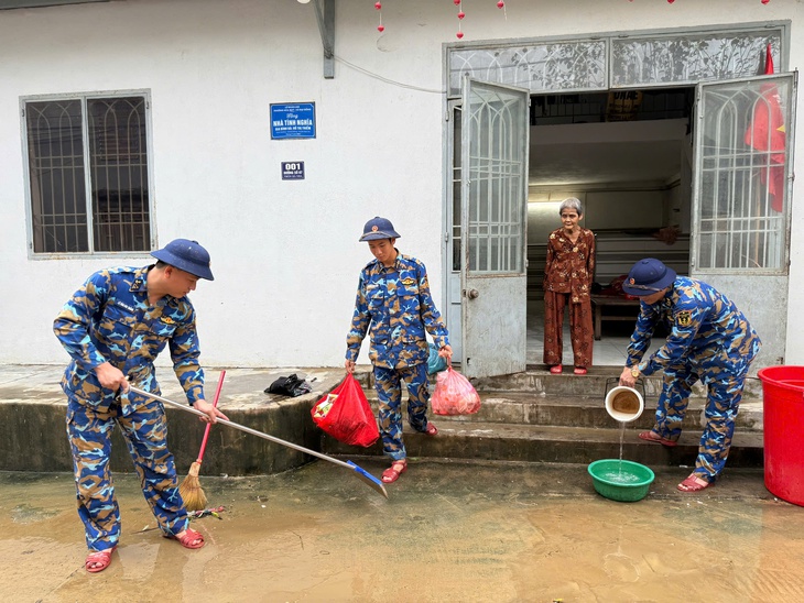 Ba ngôi trường ở Đà Nẵng sáng còn bê bết bùn, tối đã sạch trơn khiến người dân vùng lũ bất ngờ - Ảnh 3.
