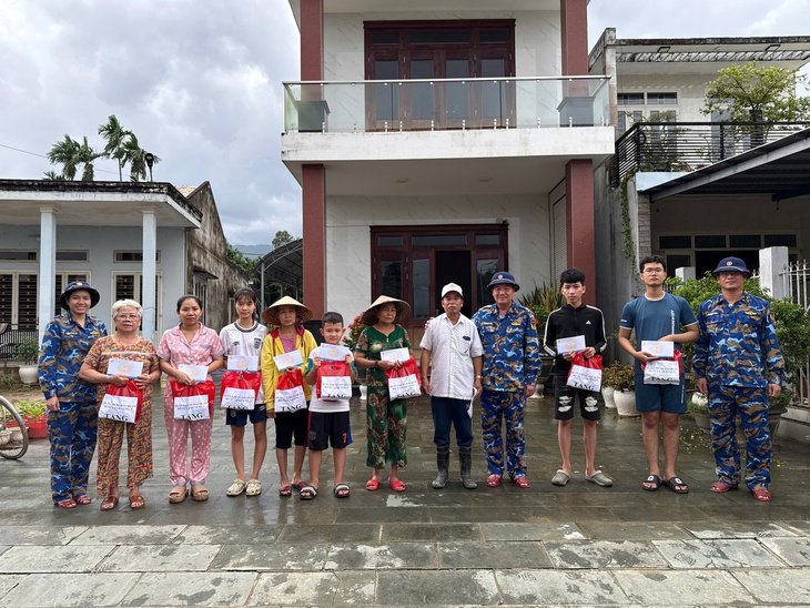 Ba ngôi trường ở Đà Nẵng sáng còn bê bết bùn, tối đã sạch trơn khiến người dân vùng lũ bất ngờ - Ảnh 6.