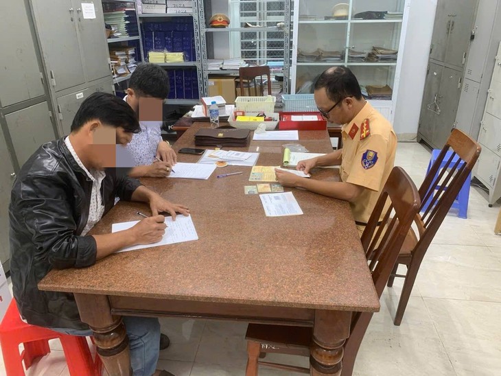 Xe bị tuột dây chằng, cả chục cọc bê tông rơi ngổn ngang giữa phố Quảng Ngãi - Ảnh 2.